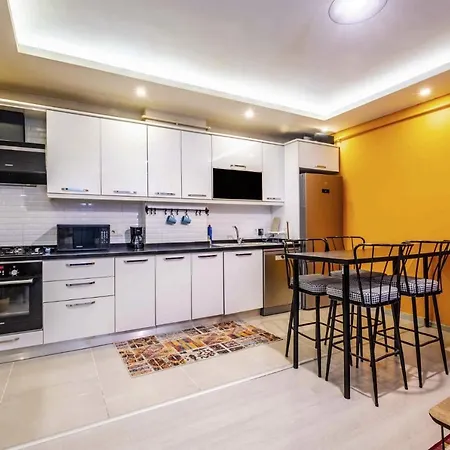 Colorful And Central Flat In Bakirkoy Appartamento